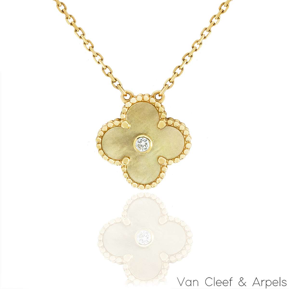Van Cleef & Arpels Limited Edition 2018 Mother of Pearl Vintage Alhambra Holiday Pendant VCARP2R700 Van Cleef & Arpels Limited Edition 2018 Mother of Pearl Vintage Alhambra Holiday Pendant VCARP2R700